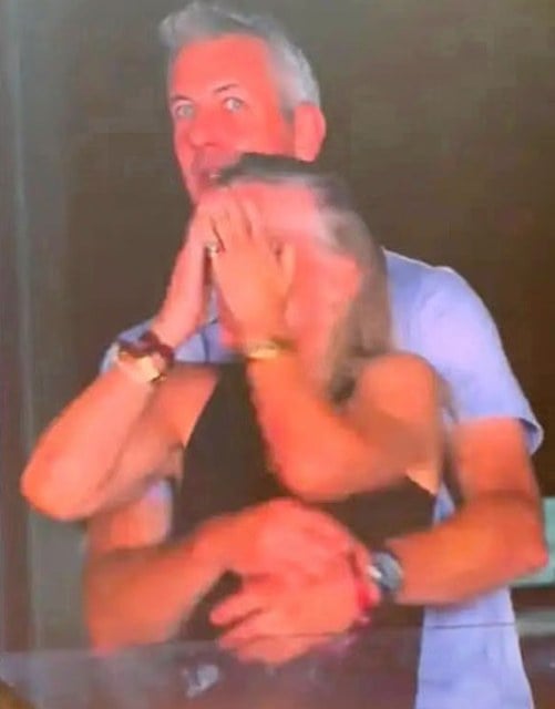 Couple adult&egrave;re au concert du groupe Coldplay 