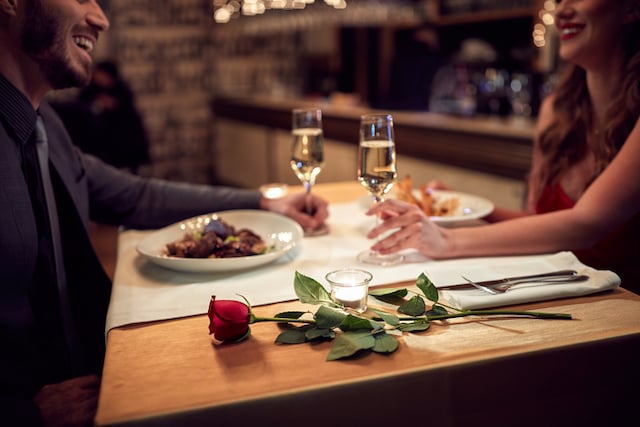 Un couple en train de d&icirc;ner au restaurant 