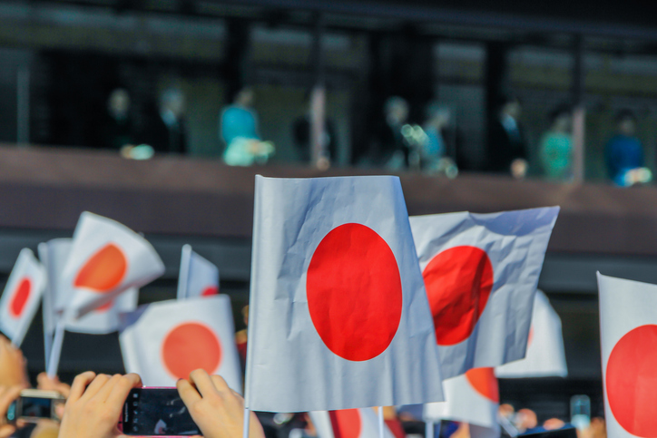 Des drapeaux japonais dans la foule