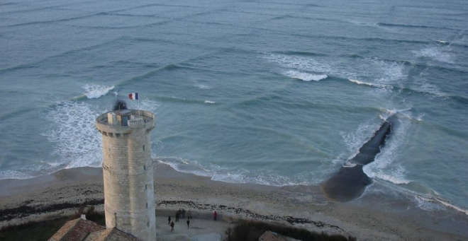Des vagues carr&eacute;es &agrave; l'&icirc;le de R&eacute;