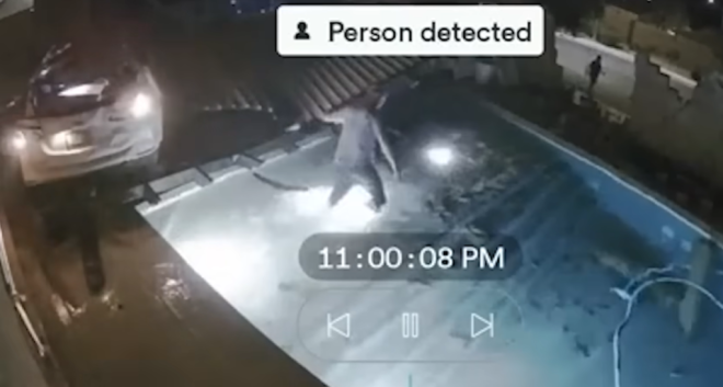 L'habitant a secouru la femme dans la piscine