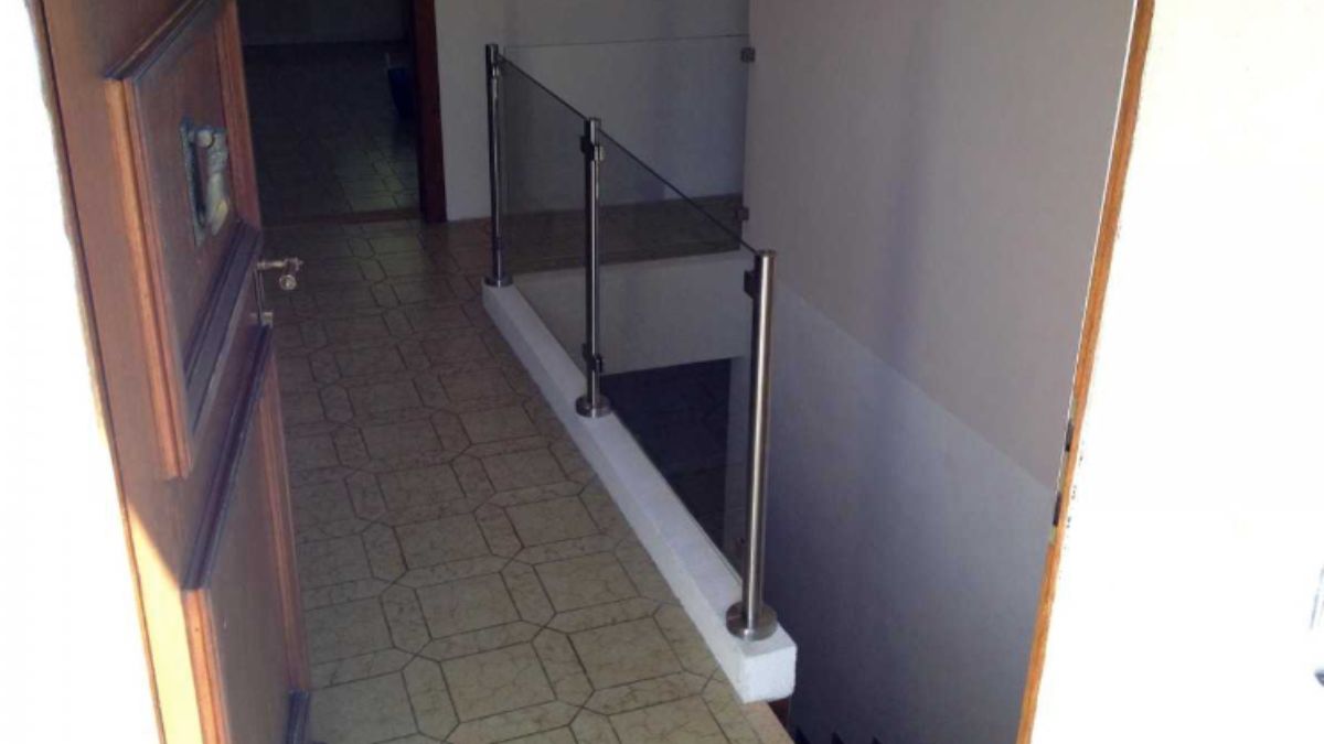 Rambarde en verre pour escalier, vendue chez Inoxkit