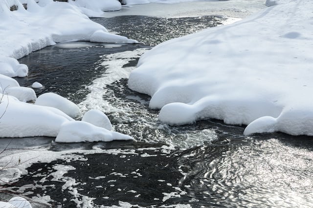 Ruisseau couvert de neige