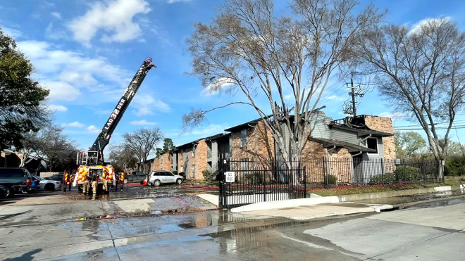 Les pompiers face au b&acirc;timent d&eacute;truit