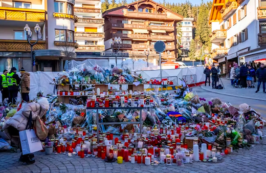 Des bouquets de fleurs en hommage aux victimes de l'incendie
