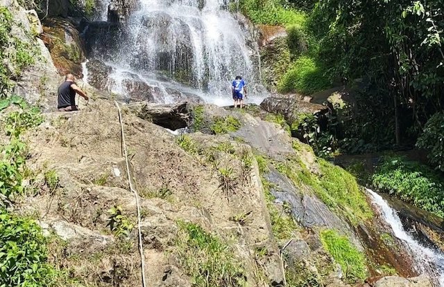 Les secouristes en train de chercher le corps de la victime