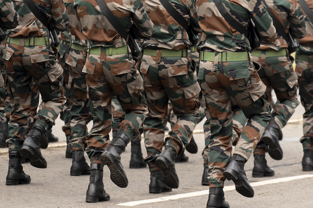 Soldats en train de marcher 