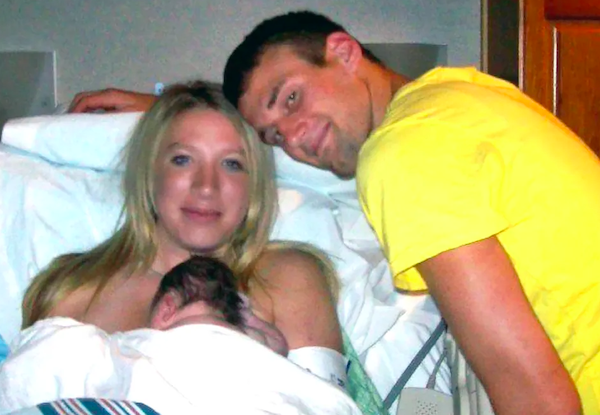 Kelsi Mickelson et son mari avec leur premier b&eacute;b&eacute;