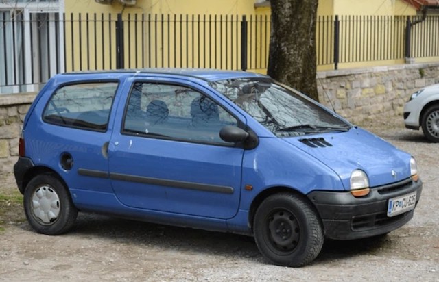 Une Twingo de couleur bleu