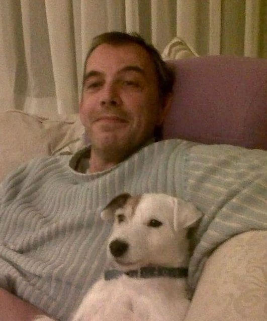 Keith Bridger et l'un de deux chiens