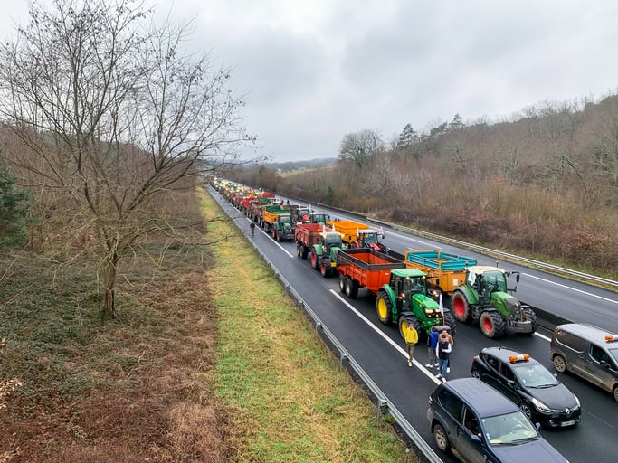 Des agriculteurs bloquent une route