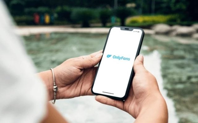 Une femme utilisant la plateoforme OnlyFans