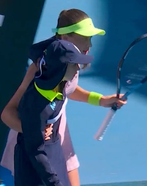 La joueuse de tennis Zeynep S&ouml;nme en train d'escorter la ramasseuse de balles