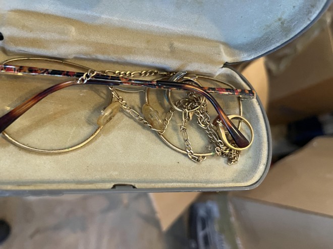 Les lunettes, le collier et les bagues