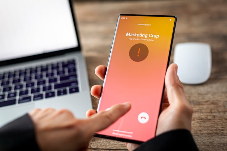 Personne recevant un appel suspect