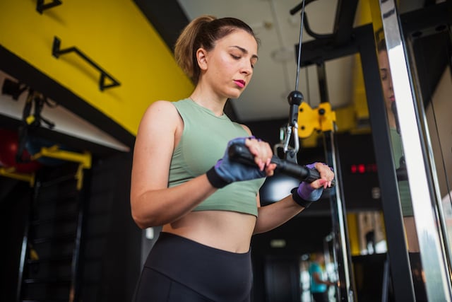 Une femme en train de s'entra&icirc;ner &agrave; la salle de sport