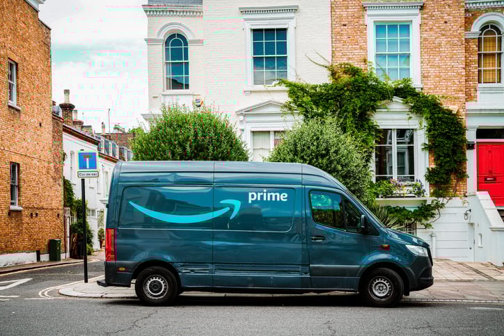 Une camionnette Amazon Prime
