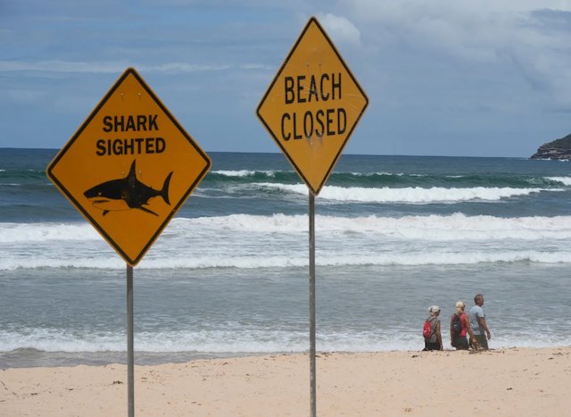 Panneau indiquant la fermeture de la plage