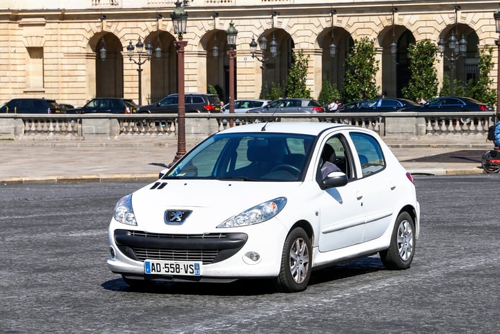 Une Peugeot 206 blanche