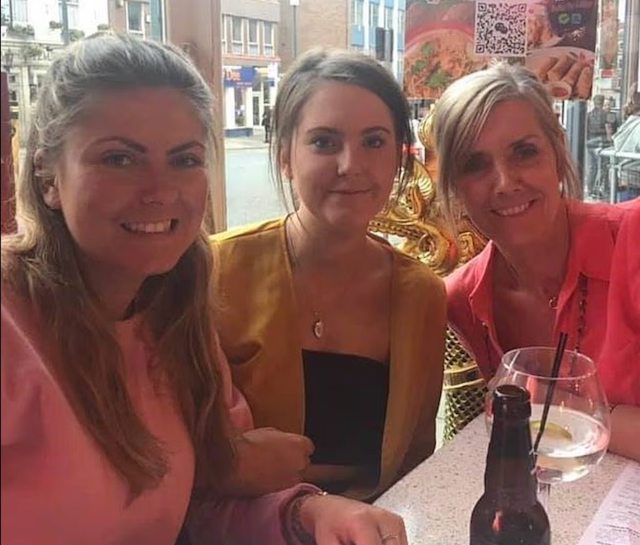 Ellie et Sophie Brown avec leur m&egrave;re Sarah