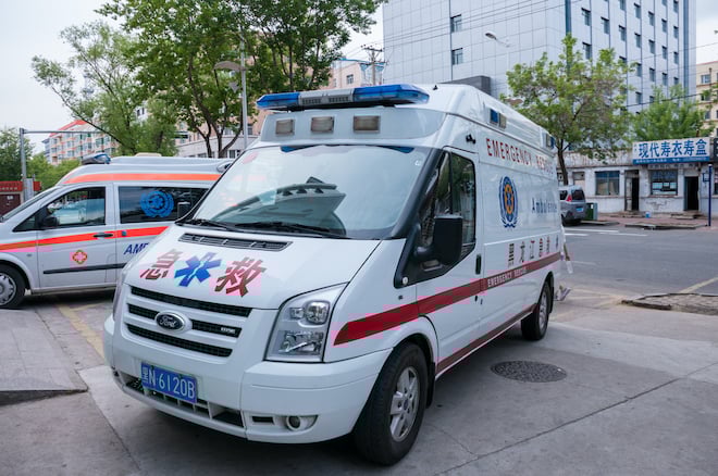 Ambulance stationn&eacute;e devant un h&ocirc;pital chinois