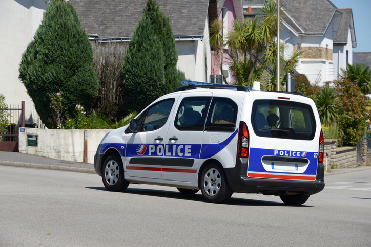 Un v&eacute;hicule de police