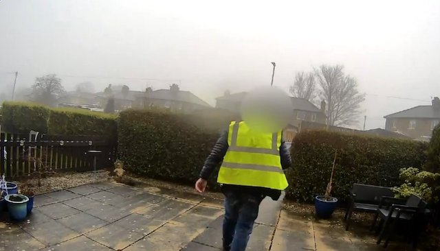 Capture d'&eacute;cran montrant le chauffeur en train voler le chat 