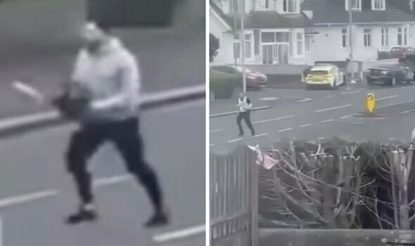 Un homme fou poursuit un policier avec une tron&ccedil;onneuse en marche