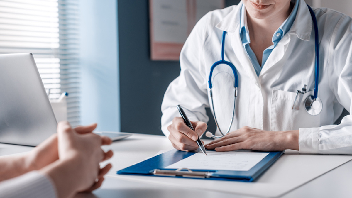 Un m&eacute;decin avec son patient