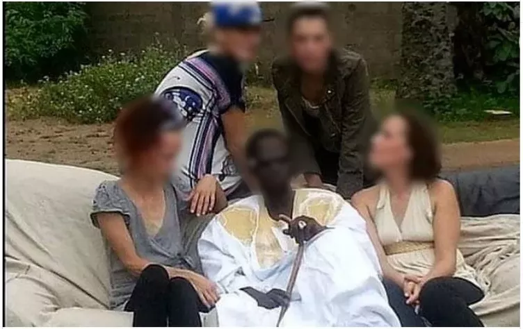 Makhete Mare, &laquo; le gourou de la maison de l&rsquo;horreur &raquo;, avec quelques-unes de ses nombreuses femmes