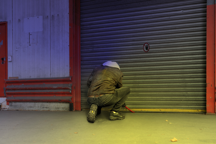 Un homme ouvre un entrep&ocirc;t