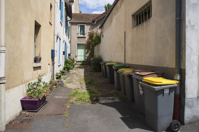 Des poubelles install&eacute;es dans la cour d'un immeuble 