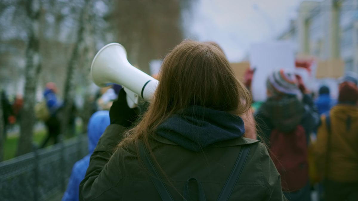 Une femme qui manifeste
