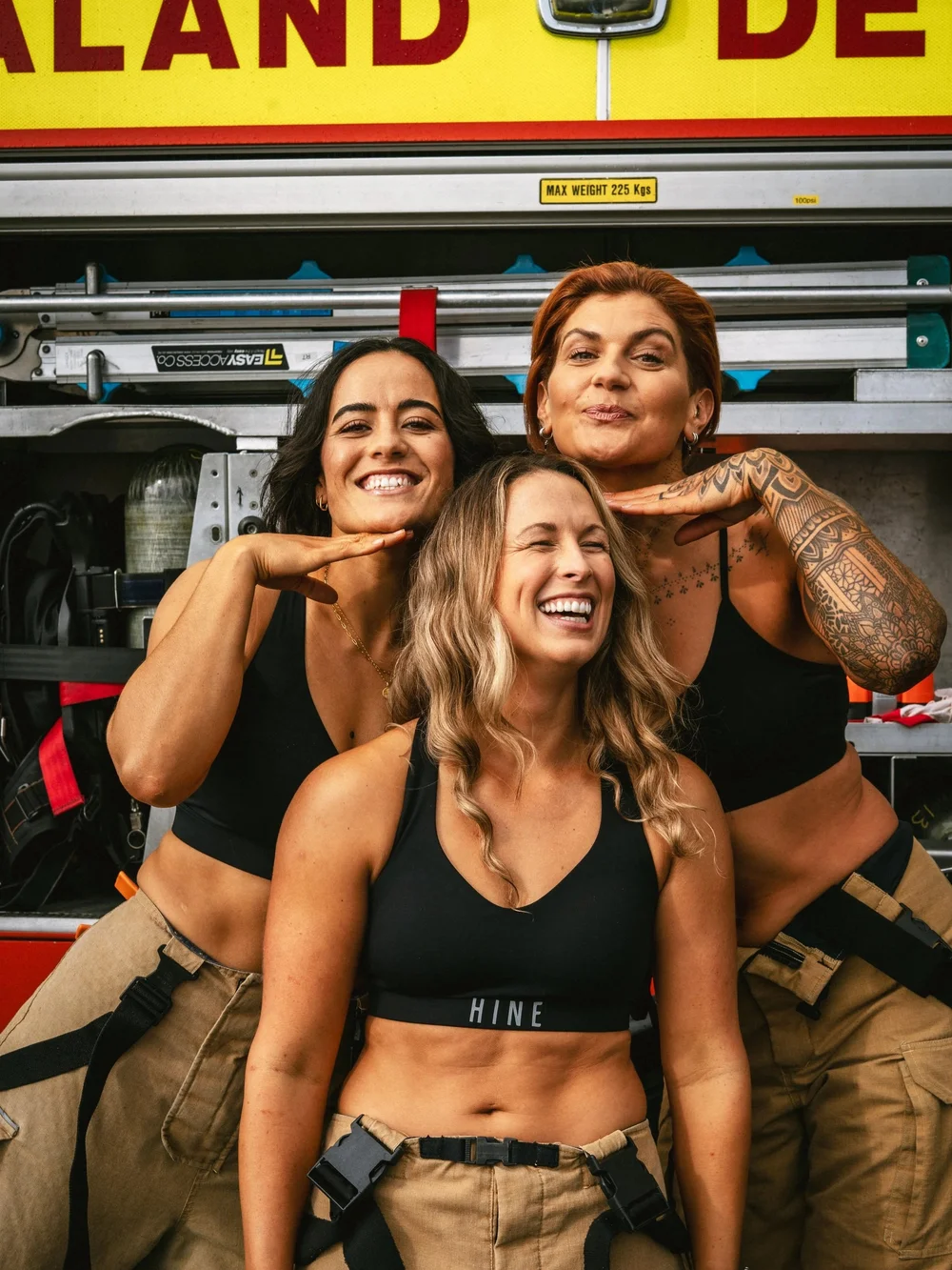 Pompi&egrave;res n&eacute;o-z&eacute;landaises posant pour un calendrier