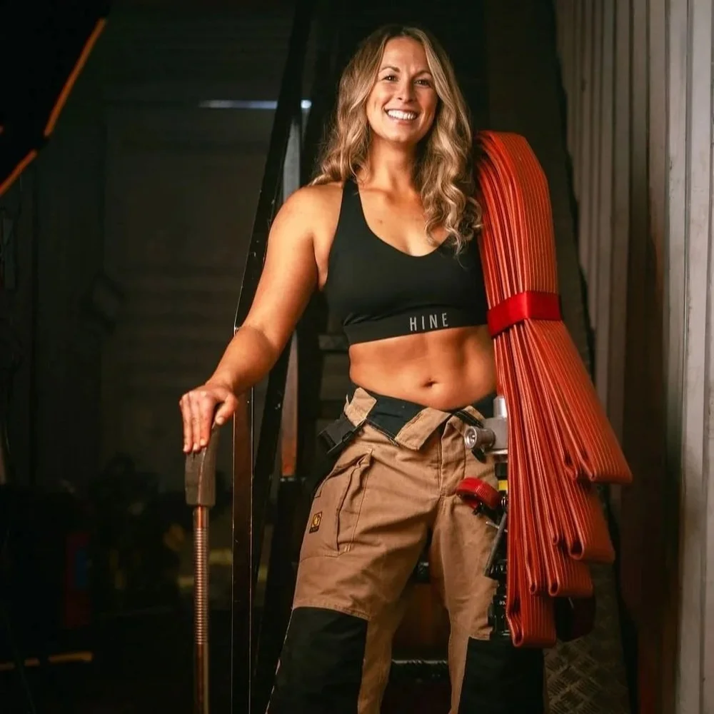 Pompi&egrave;res n&eacute;o-z&eacute;landaises posant pour un calendrier