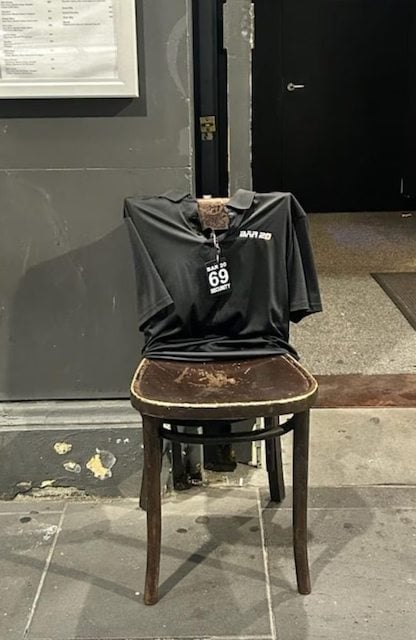 La chaise lanc&eacute;e sur le vigile 