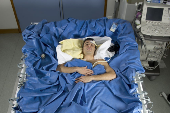 Un homme allong&eacute; pour une exp&eacute;rience