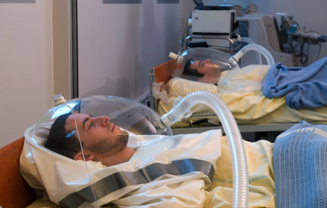 Des hommes allong&eacute;s pour une exp&eacute;rience