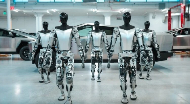 Des robots devant une voiture