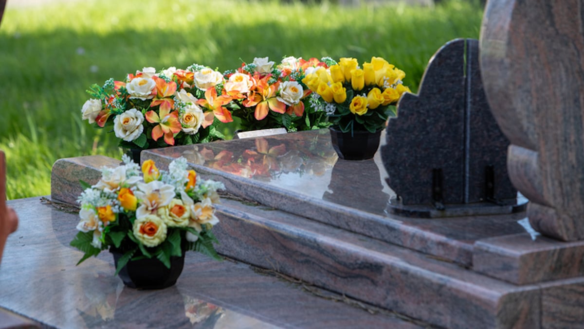 Une tombe au cimeti&egrave;re