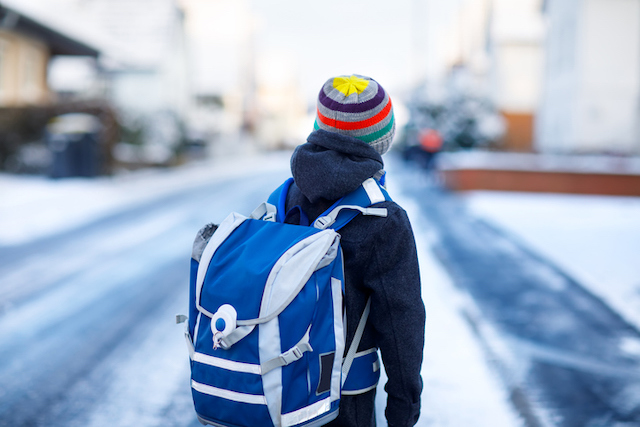 Un petit gar&ccedil;on dehors, dans le froid
