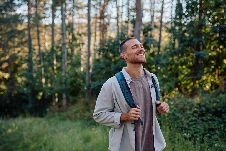 Un homme marche en for&ecirc;t