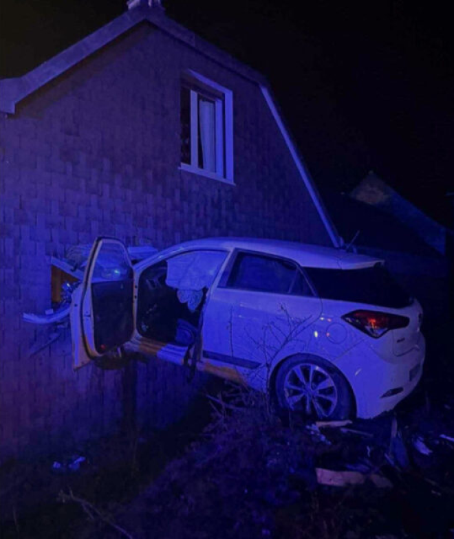 La voiture encastr&eacute;e dans la maison