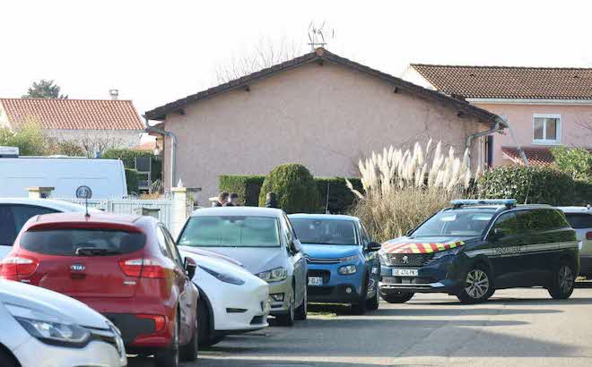 La police devant la maison du septuag&eacute;naire &agrave; G&eacute;nas