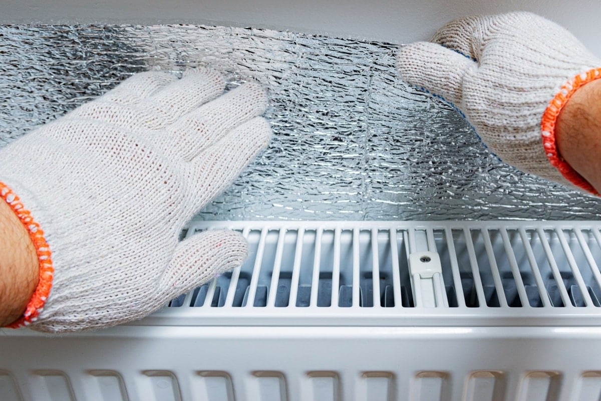 De l'aluminium plac&eacute; derri&egrave;re le radiateur