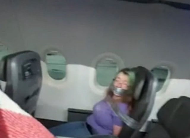 Capture d'&eacute;cran montrant la passag&egrave;re scotch&eacute;e &agrave; un si&egrave;ge 