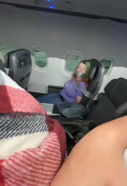 Capture d'&eacute;cran montrant la passag&egrave;re scotch&eacute;e &agrave; un si&egrave;ge 