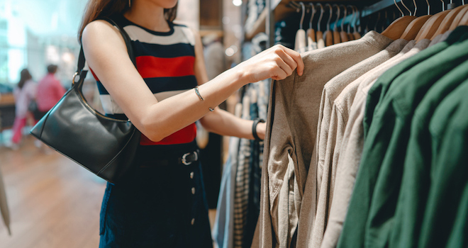 Une femme regarde des v&ecirc;tements dans un magasin