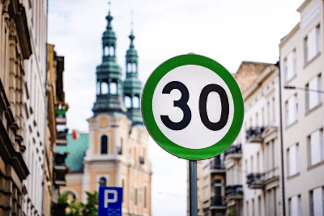 Un panneau de limitation de vitesse vert