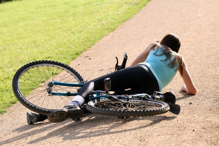 Une femme tombe d'un v&eacute;lo